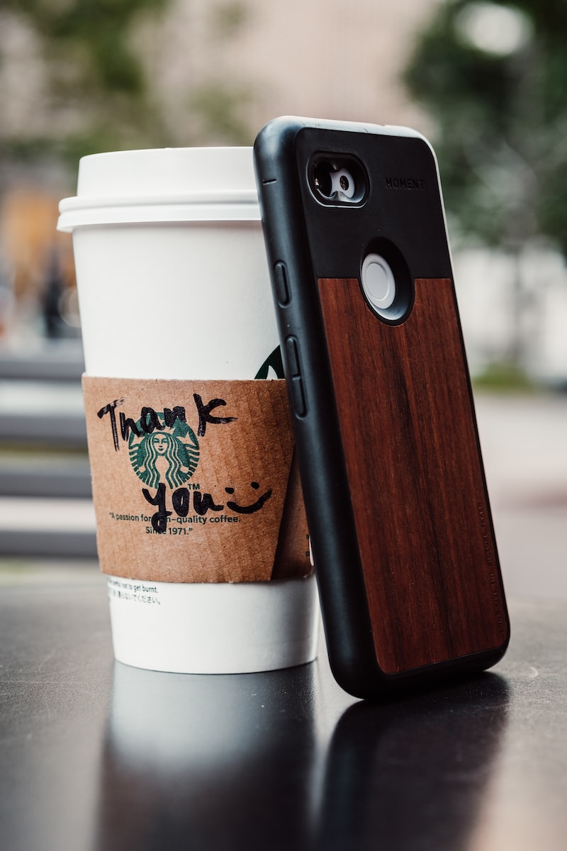 Photo by Kentaro Toma white and brown starbucks cup